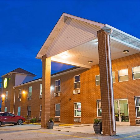 Super 8 By Wyndham St. Louis Airport Hotel Woodson Terrace Buitenkant foto