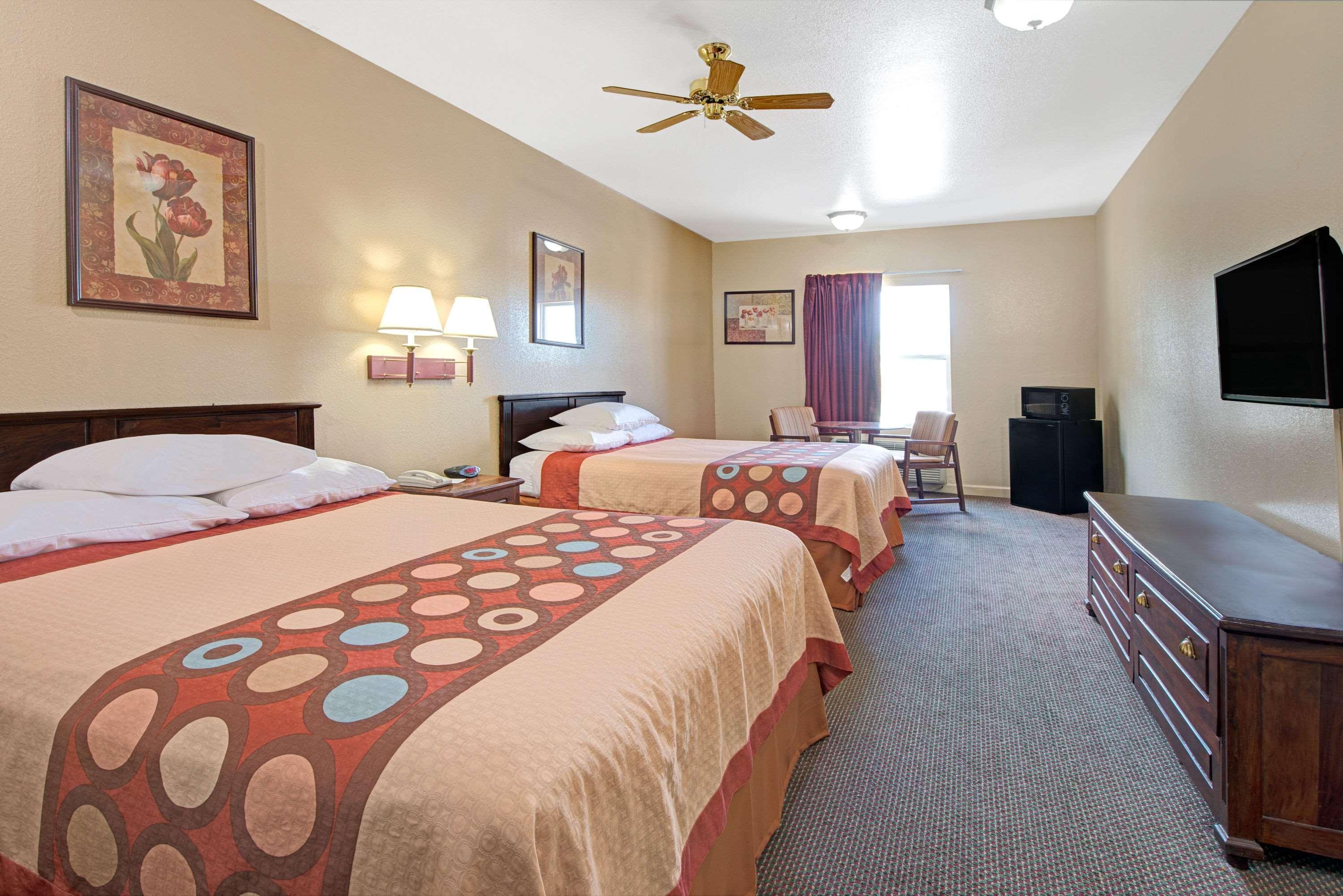 Super 8 By Wyndham St. Louis Airport Hotel Woodson Terrace Buitenkant foto