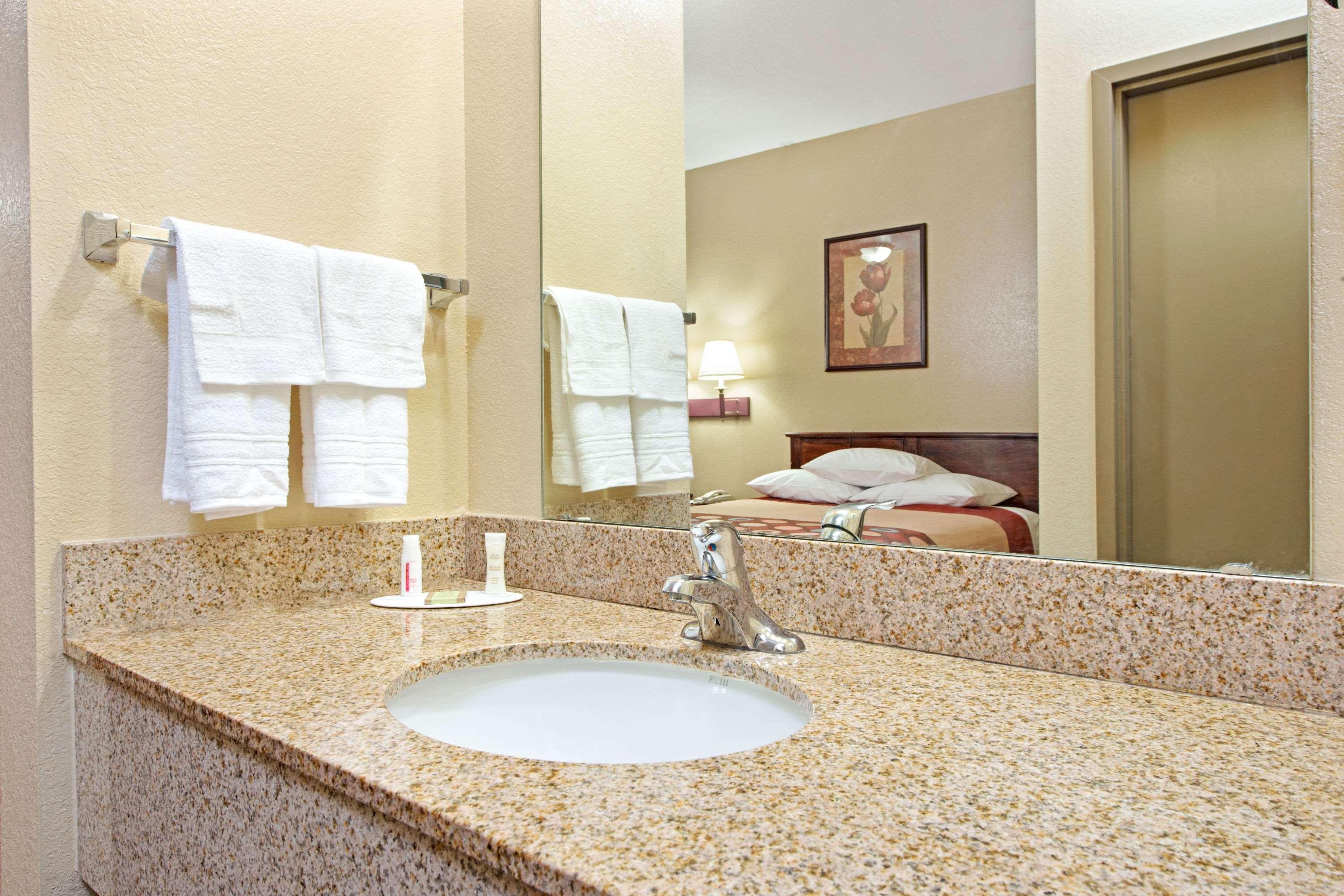 Super 8 By Wyndham St. Louis Airport Hotel Woodson Terrace Buitenkant foto