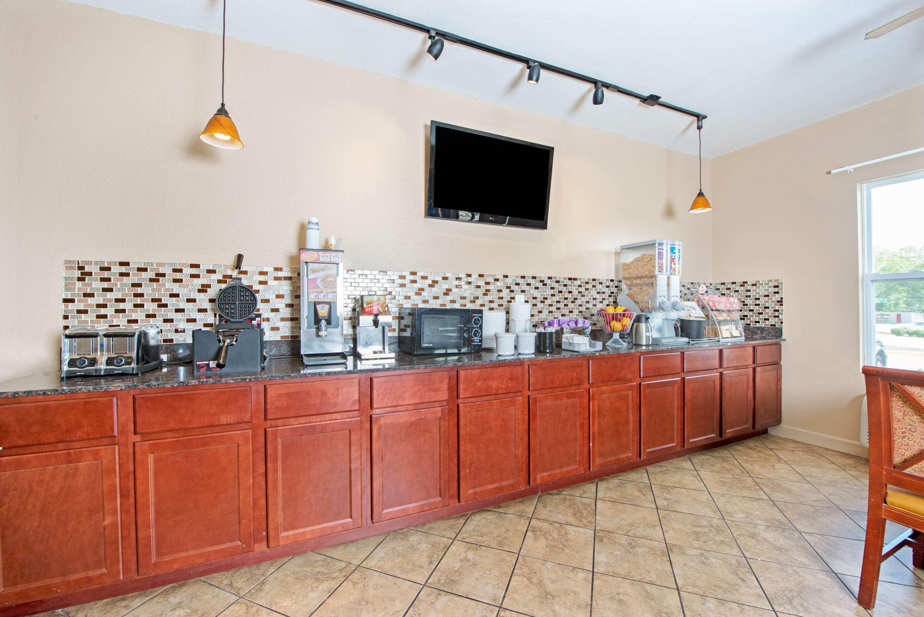 Super 8 By Wyndham St. Louis Airport Hotel Woodson Terrace Buitenkant foto